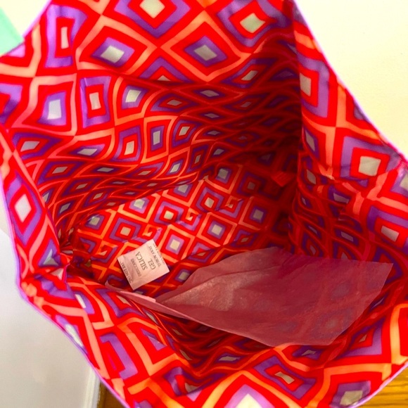 Clinique Vibrant Purple and Green Tote Bag with Minimalist Design - Picture 6 of 7